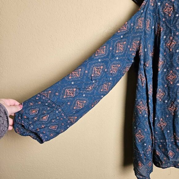 Torrid Geometric Cold Shoulder Blouse - Picture 3 of 7